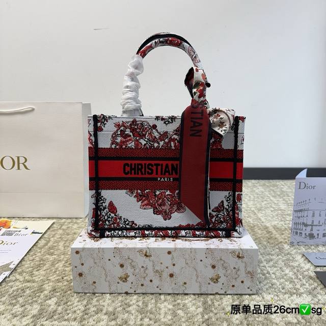 折叠盒 原版布 Dior Book Tote 由玛丽亚 嘉茜娅 蔻丽 Maria Grazia Chiuri 呈献的 Book Tote 手袋优良体现了 Dio