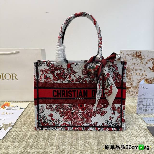 折叠盒 原版布 Dior Book Tote 由玛丽亚 嘉茜娅 蔻丽 Maria Grazia Chiuri 呈献的 Book Tote 手袋优良体现了 Dio - 点击图像关闭