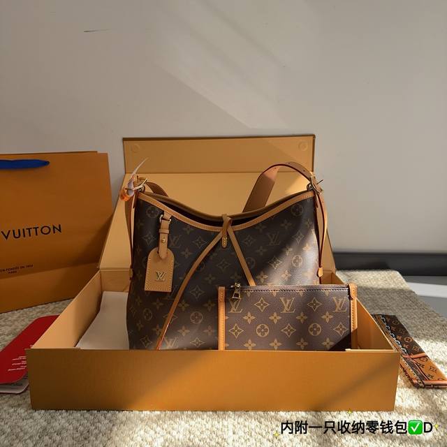 折叠盒 Lv Carryall 大爆款 买不到根本买不到 它真的太太太太好看了 不愧是断货王上身是真香而且它更适合日常的搭配风格有一种酷酷的赶脚 随性慵懒风 随