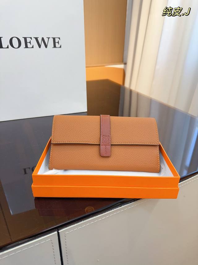 配礼盒. Loewe.新款钱包 你敢说你能抗拒它的光环嘛 格局超级赞 新年新钱包哦 尺寸 19*2*10Cm