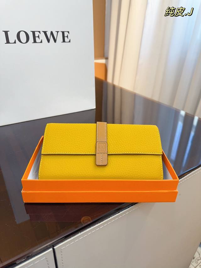 配礼盒. Loewe.新款钱包 你敢说你能抗拒它的光环嘛 格局超级赞 新年新钱包哦 尺寸 19*2*10Cm