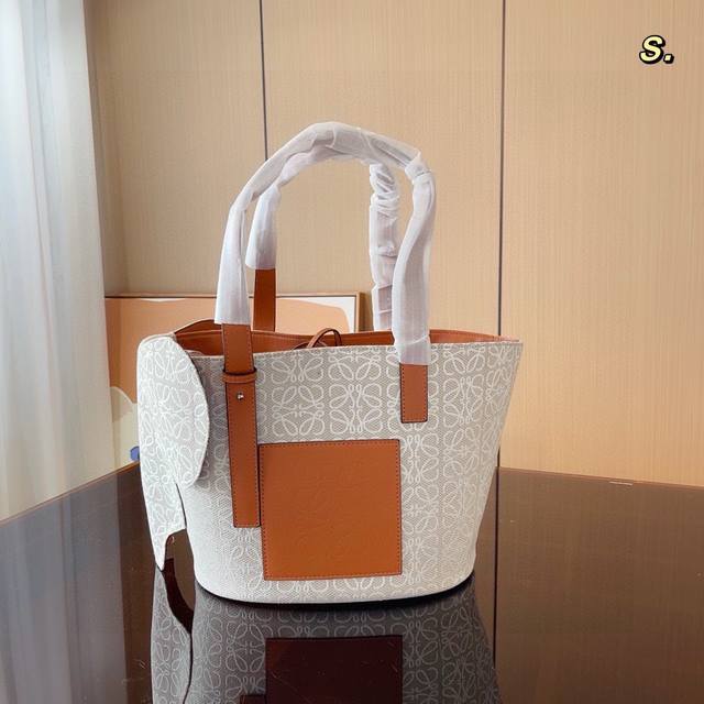 Loewe 提花布老花大象tote 手提包 这才是罗意威最值得入的中古包吧 太好装了容量很大出差旅行必备的大包首选真的很小众因为这一只是中古包所以很少见~ 但是