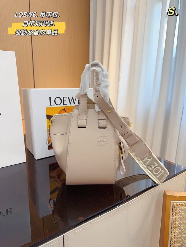 配礼盒装 Loewe 罗意威 吊床包 一如既往的品质哈 满满的度假风 重点是炒鸡百搭 不挑人也不挑衣服 而且非常夏日绝对吸引眼球 拿到手真的让人爱不释手夏天要来 - 点击图像关闭