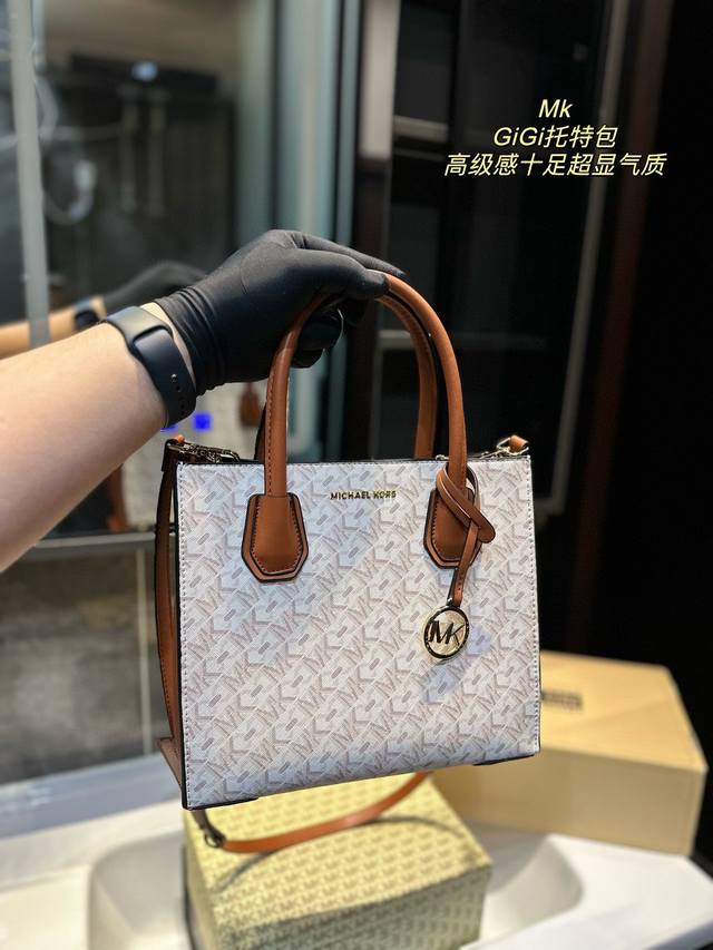 Mk 琴谱包 经典老花设计是日常通勤的百搭款 P尺寸 24 24Cm