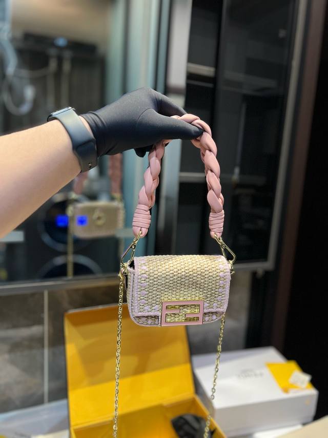 小号 礼盒包装 Fendi 芬迪 拉菲草吊饰用翻盖超大ff磁扣迷你单肩包 夏季最火的的一个出游单品非草编包莫属了.实在太可爱.可度假可通勤ydl尺寸 小号14*