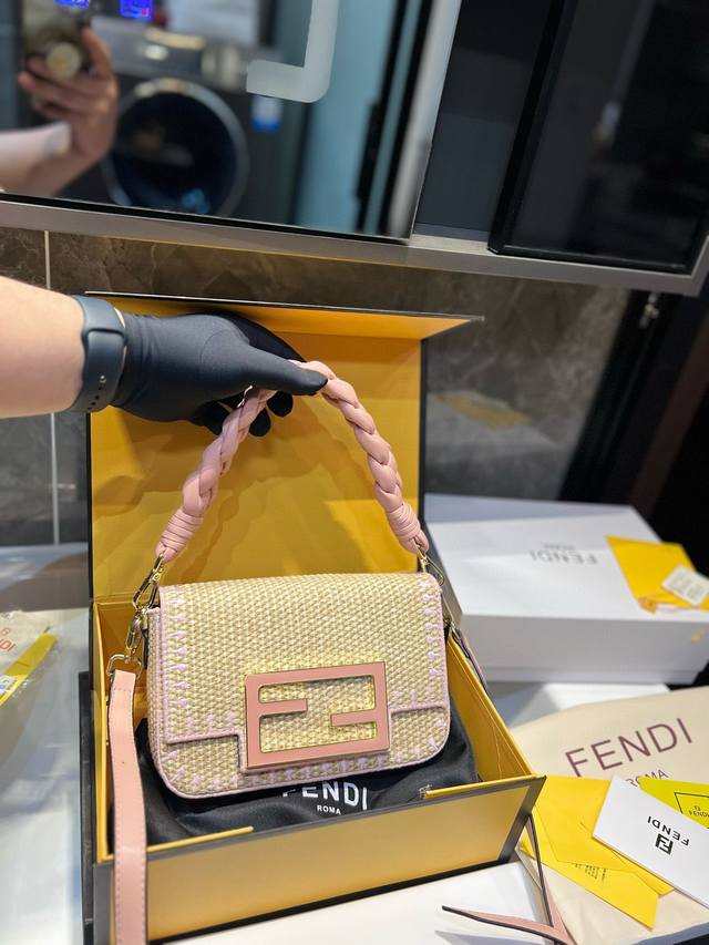 大号 礼盒包装 Fendi 芬迪 拉菲草吊饰用翻盖超大ff磁扣迷你单肩包 夏季最火的的一个出游单品非草编包莫属了.实在太可爱.可度假可通勤ydl尺寸 大号2 *