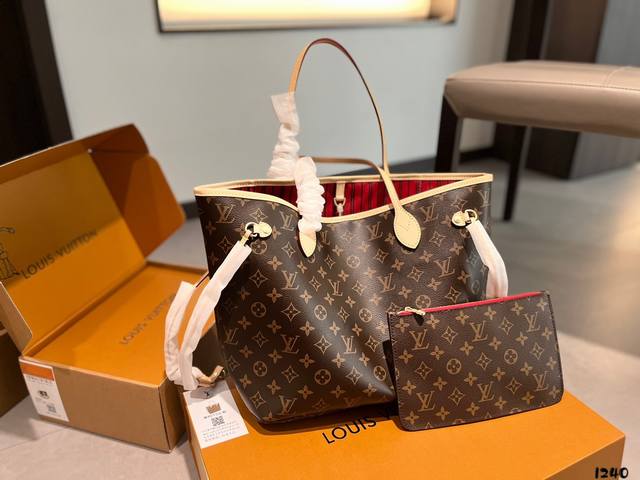 Lv Neverfull购物袋 N4 5Lv 家的经典王牌 超大容量的设计作为妈咪包和ol通勤都是妥妥 滴,出镜率 最高的包款 条纹内衬完全不单调沉闷 设计感十