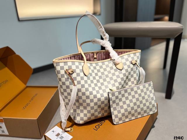 Lv Neverfull购物袋 N4 5Lv 家的经典王牌 超大容量的设计作为妈咪包和ol通勤都是妥妥 滴,出镜率 最高的包款 条纹内衬完全不单调沉闷 设计感十