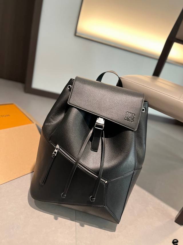 Loewe罗意威goya Backpack手提包双肩包黄子韬同款背包 背着特别有型 专柜最新版本 与旧版做法不同 新版拉头有了皮结 后幅是上下两块皮拼接的 皮质