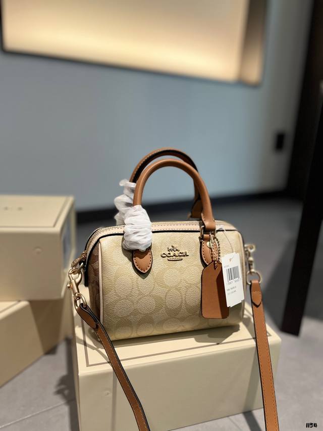 Coach Mini Rowan新款 蔻驰原单 枕头包 Ykk原单五金搭配精致面料 做工完美百搭神器 专柜尺寸 18 13Cm