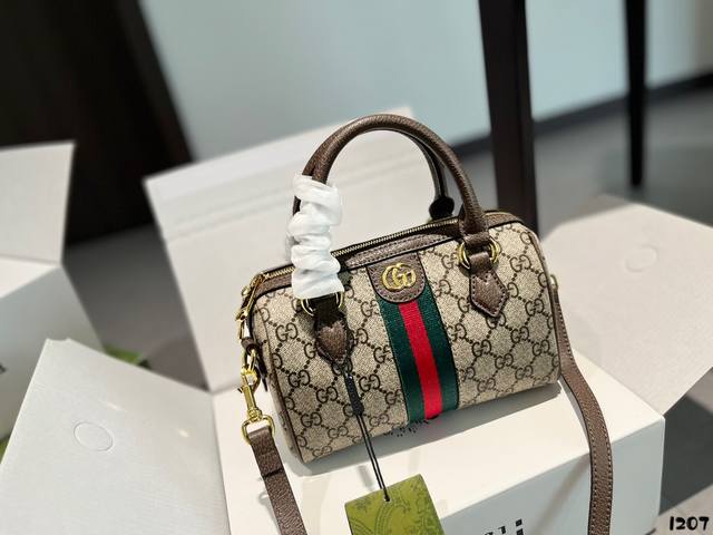 礼盒包装 Gucci 波士顿 枕头包 最新系列 这个款复古韵味特别浓 原版内里 上身效果也超赞 主要以精致特别的五金来提升整体质感 Size:20Cm