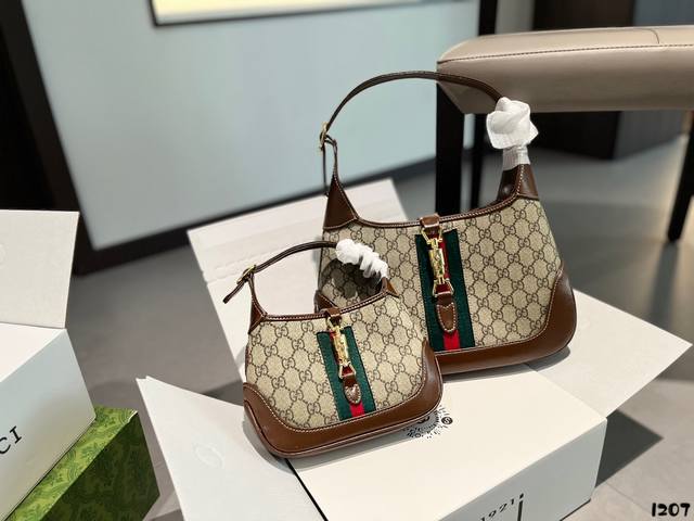 Gucci # 1961原厂皮#腋下包 Jackie本季新款具有极高辨识度的手袋重回时尚前沿 采用经典gg Supreme原版材料制作 配有一根额外的可拆卸肩带