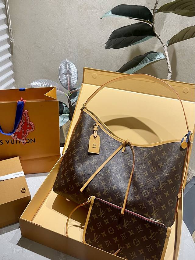 原厂皮定制 折叠礼盒 官网飞机箱子 Lv 巨容量的carryall 绝不输neverfull 还带了一个子母包 今年最火的驴了吧 又一个经典款诞生 . Carr