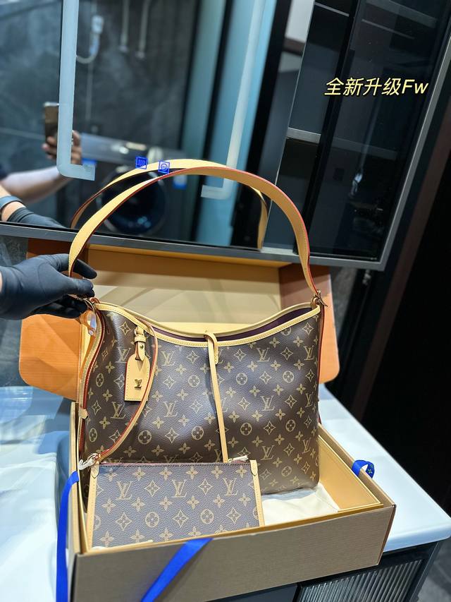 Lv Carryall无论是外观还是实用性都下了功夫的carryall腋下包 自重轻容量大 肩带自由调节长度 腋下包到单肩及腰上身效果都很好看 还配送了一个子母