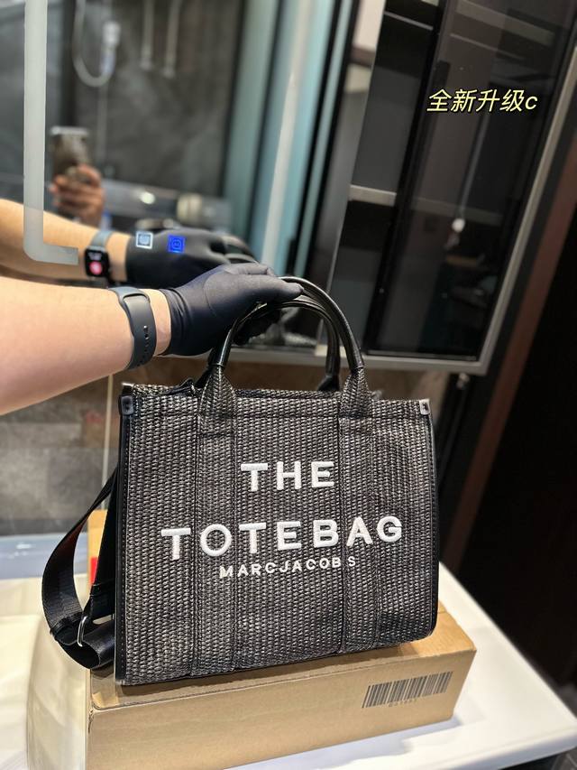 Mj托特包-Marc Jacobs- The Traveler Tote Bag编织托特包 开口处配有拉链开合 更安全市面大多tote都是敞口 舒适轻巧 配有可