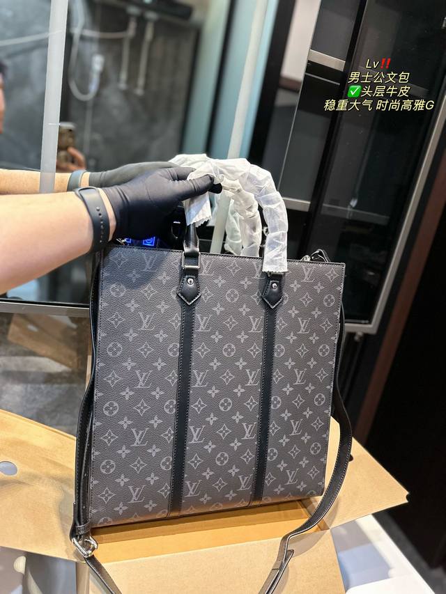 Lv 男士公文包稳重大气 时尚高雅黑灰色的经典配色 彰显品牌的标志性风格 暗纹logo的点缀 展现品牌的时尚气息与独特魅力 经典款式 永不过时 让你随时散发自信