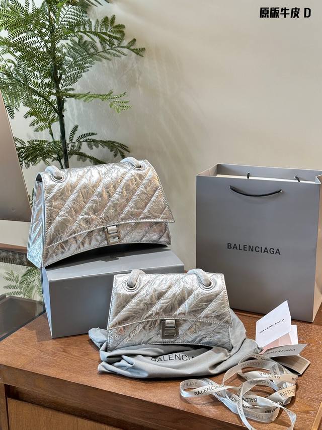 全套包装 Balenciaga巴黎世家 Crush链条包 经典沙漏轮廓却又像枕头般柔软 揉成团又展开的做旧折纸质感 耐看日常又百搭 Crush包款以解构手法重释