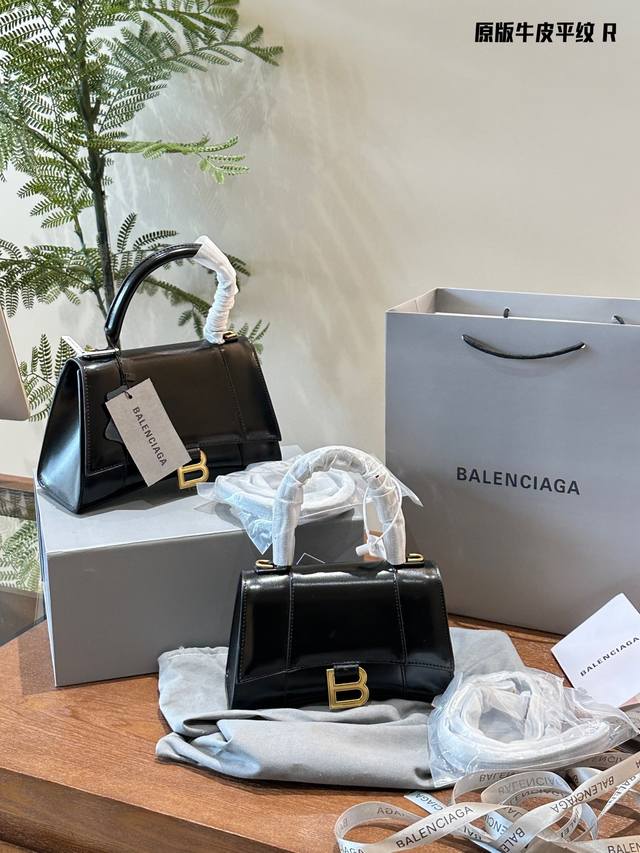 金扣 礼盒包装balenciaga沙漏包皮材质hourglass的造型感特别强 让人一眼惊艳 其实这个设计来自balenciaga创始人crist bal Ba