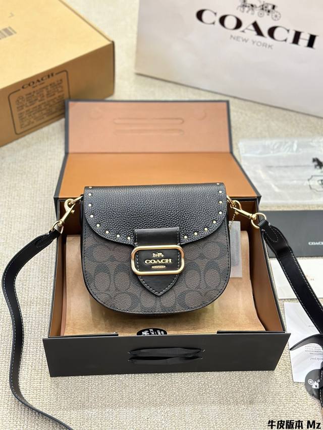 牛皮版本 Coach 新品 Morgan 马鞍包 Morgan 整个家族偏摩登复古的风格 有一种经典沉稳 大气的感觉又隐约个性的感觉 非常精致又高级质感 非常适