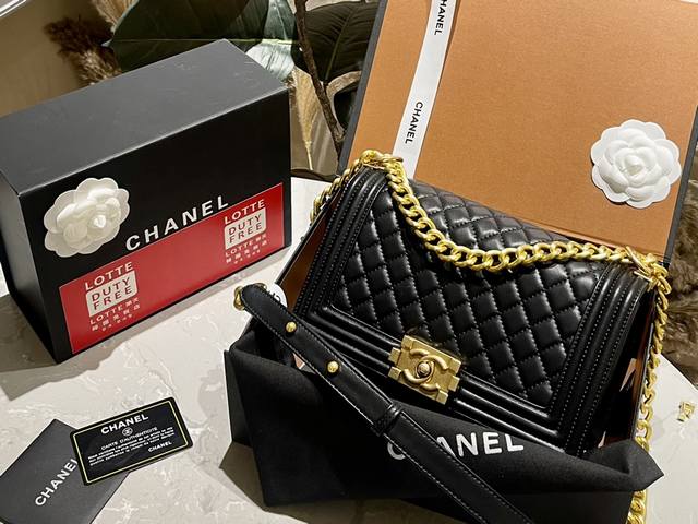 折叠礼盒 Chanel Leboy 新品 跟cf相比 Le Boy 更多的是硬气 也更为年轻化 更好搭配 包身牛皮品质 融合 5复刻包型 配上方形金属logo