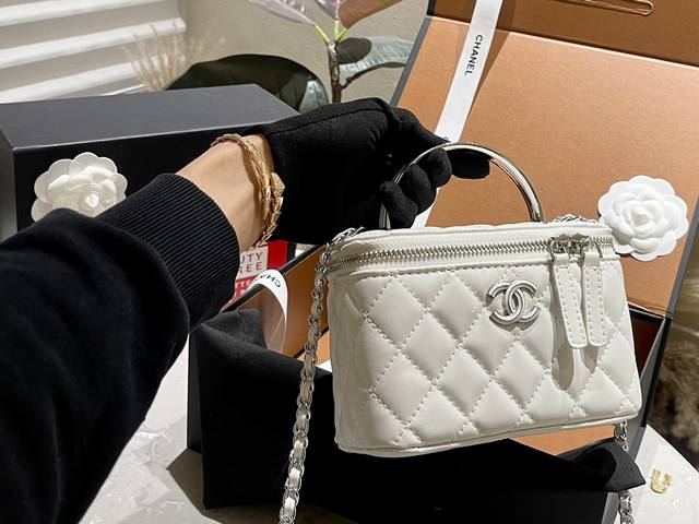 折叠礼盒 新品 Chanel 24P 珐琅手柄化妆长盒子 自带镜子 随身随地可补妆 低调优雅的钌银色手柄镶嵌小钻石 近看很精致 走到哪都能美美哒 五金 全铜钌银