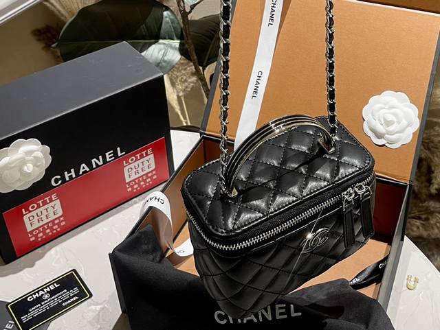 折叠礼盒 新品 Chanel 24P 珐琅手柄化妆长盒子 自带镜子 随身随地可补妆 低调优雅的钌银色手柄镶嵌小钻石 近看很精致 走到哪都能美美哒 五金 全铜钌银