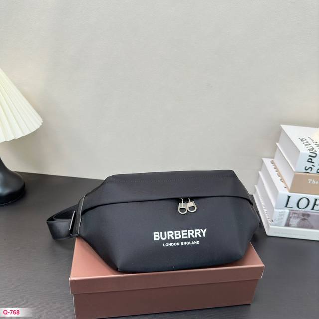 配礼盒 Burberry巴宝莉胸包什么时候开始胸包也成了男女大街小巷必备品 今年巴宝莉的胸包真是火的一塌糊涂 这是年轻人喜欢的方式 显得时尚有活力 易于凸显个性