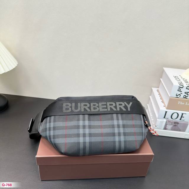 配礼盒 Burberry巴宝莉胸包什么时候开始胸包也成了男女大街小巷必备品 今年巴宝莉的胸包真是火的一塌糊涂 这是年轻人喜欢的方式 显得时尚有活力 易于凸显个性