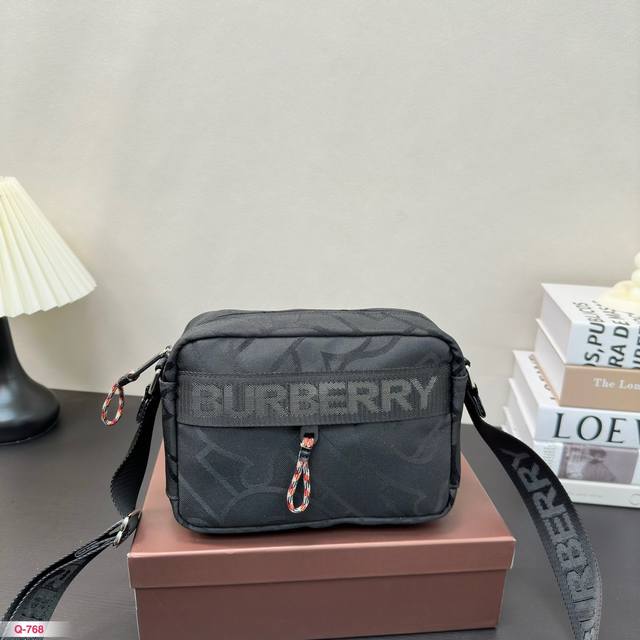 配礼盒 Burberry巴宝莉 相机包 男女大街小巷必备品 今年巴宝莉真是火的一塌糊涂 这是年轻人喜欢的方式 显得时尚有活力 易于凸显个性 尺寸22.14Cm