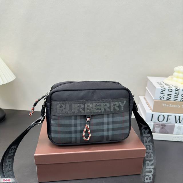 配礼盒 Burberry巴宝莉 相机包 男女大街小巷必备品 今年巴宝莉真是火的一塌糊涂 这是年轻人喜欢的方式 显得时尚有活力 易于凸显个性 尺寸22.14Cm