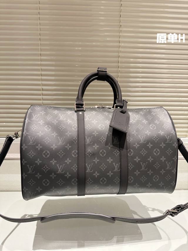 原单 高版本 旅行包 牛皮 超酷中lv Keepall老花旅行袋 Lvkeepall 出差旅行最常用的一只包 这是超酷的一只包 可以做健身包 也可做旅行袋 容量