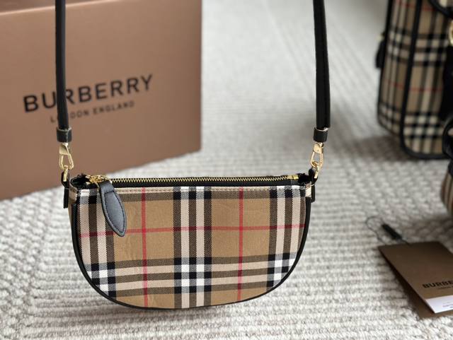 麻将包爱好者一定要看到的burberry腋下包 之前jisoo背过-只vintage Burberry的战马格纹腋下包 超级种草 一直没有 找到靠谱的渠道入手