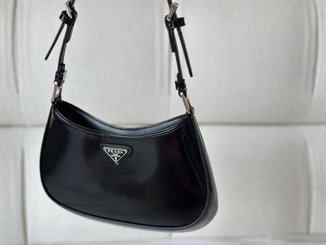 配盒 Size 23*15Cm Prad Cleo 腋下包 经典最火单品 Prada Cleo的包底是一个坡形的弧线 设计感很足 线条流畅简约的腋下包cleo