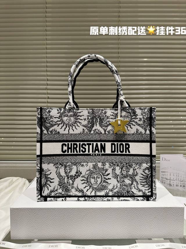 3D浮雕原版布 Dior 原版布提花 配内胆 Dior Book Tote今年最喜欢的一款购物袋 Tote我用的次数最多的包 因为容量超级大 不管什么东西都向里