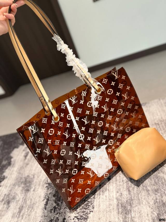 Lv Keepall 沙滩果冻包 这什是么神仙包 太了酷吧 Monogram印花 搭配胆大的果冻透明材质 十亮分眼 特好别看 强推 一难只求 尺寸43.33