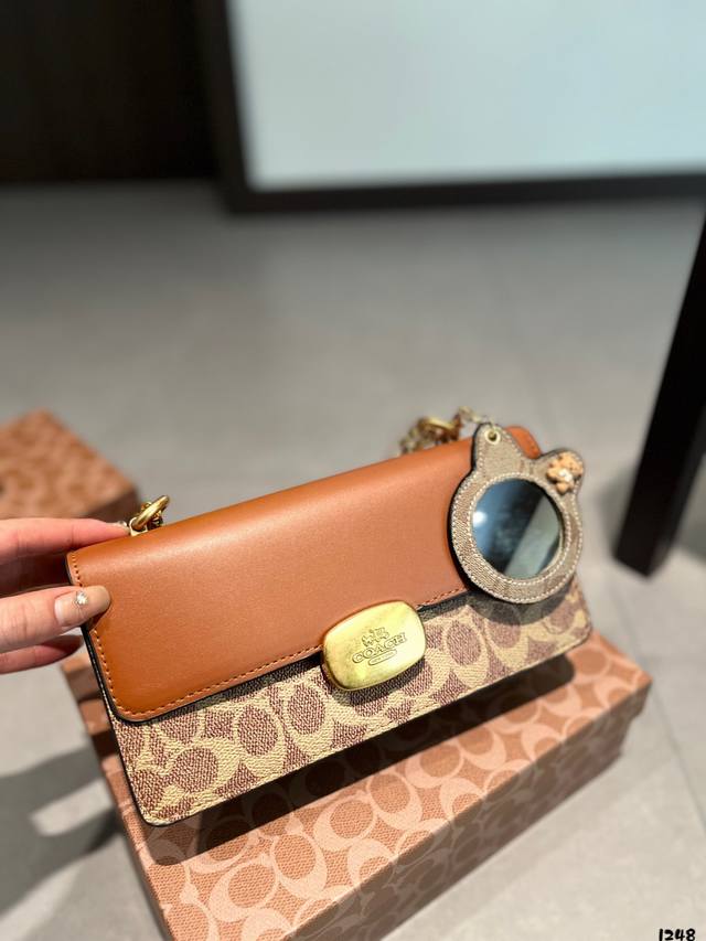 Coach 新品 Eliza 系列 Coach十二月新品来咯 全新系列eliza 系列链条包 员8 适合日常出行和旅游出行使用 方便的链条可以斜挎或者腋下 经典