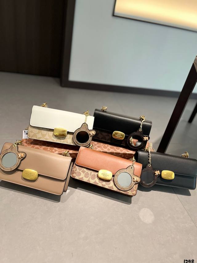 Coach 新品 Eliza 系列 Coach十二月新品来咯 全新系列eliza 系列链条包 员8 适合日常出行和旅游出行使用 方便的链条可以斜挎或者腋下 经典