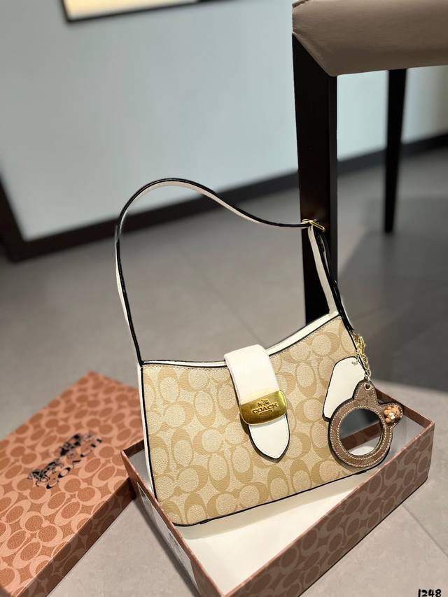 Coach 新品 Eliza 系列 Coach新品来咯 全新系列eliza 系列链条包 员8 适合日常出行和旅游出行使用 方便的链条可以斜挎或者腋下 经典的卡其