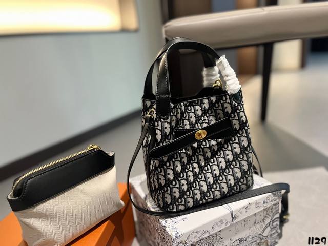 Dior 托特包tote 质感爆棚的美 上身真的太太太有质感啦 日常逛街不要太吸晴 尺寸 19.18