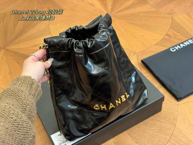 配盒 Size 30*30Cm 太好搭配了呜呜呜 Chanel 22Bag 黑金更优雅 升级后皮子摸着更舒服 更雾面哑光一点 软软糯糯的质感超级舒服 搜索 香奈