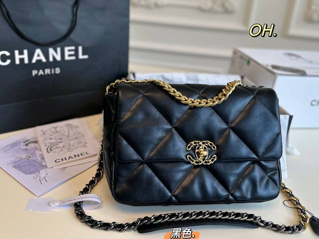 大号 30Cm 折叠盒飞机盒 Size 30 20 Chanel 香奈儿新款19Bag链条包 皮质细腻柔软 质感像云朵一样 皮穿金属肩带 款式别致 上身自带氛围