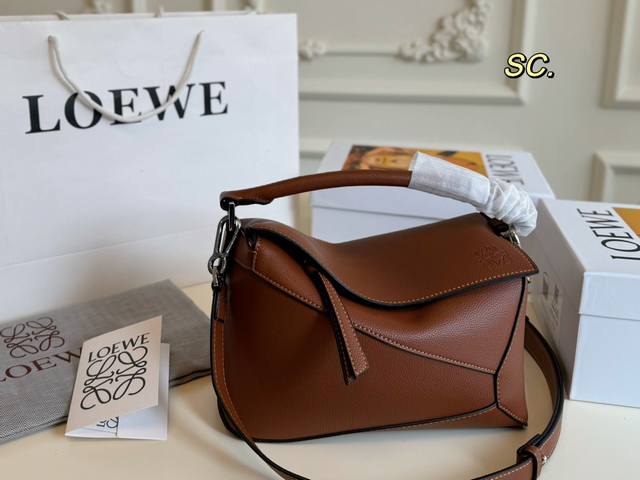 大号 配盒 Size:23 16大号 Loewe 罗意威新版上市puzzle 几何包 几何形设计 正反面logo宽肩带 质感磨砂五金件 各个颜色都超美 容量大