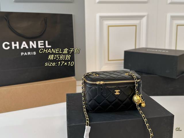 折叠盒 Size 17 10 Chanel 香奈儿金球链条盒子包 精巧别致链条化妆盒 链条调节长短 包身轻便 小巧可爱又特别能装 超级nice 怎么背都随意时髦