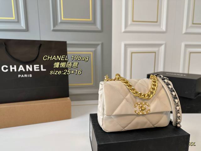 中号 折叠盒 Size25 16 Chanel 香奈儿新款19Bag链条包 皮质细腻柔软 质感像云朵一样 皮穿金属肩带 款式别致 上身自带氛围感 温柔慵懒随意感