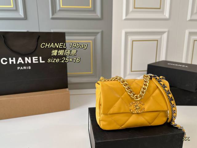 中号 折叠盒 Size25 16 Chanel 香奈儿新款19Bag链条包 皮质细腻柔软 质感像云朵一样 皮穿金属肩带 款式别致 上身自带氛围感 温柔慵懒随意感