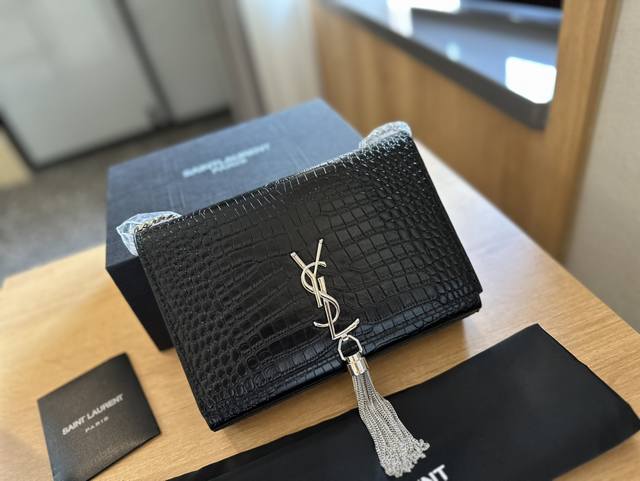 礼盒包装 Ysl Kate流苏包 圣罗兰王子文同款 Woc 链条包 圣罗兰 Ysl 专柜最新同步款 来自最新一季的绝妙设计 经典的monogram Logo点缀