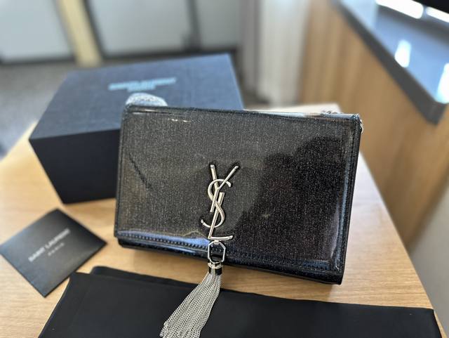 礼盒包装 Ysl Kate流苏包 圣罗兰王子文同款 Woc 链条包 圣罗兰 Ysl 专柜最新同步款 来自最新一季的绝妙设计 经典的monogram Logo点缀