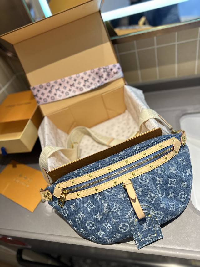 变色皮 折叠礼盒官网飞机箱 Lv Bumbag 24Ss 丹宁牛仔 重出江湖凸速速预定 谁还记得bumbag 当年的火爆程度 明星博主手里人手一只 这么火的包包