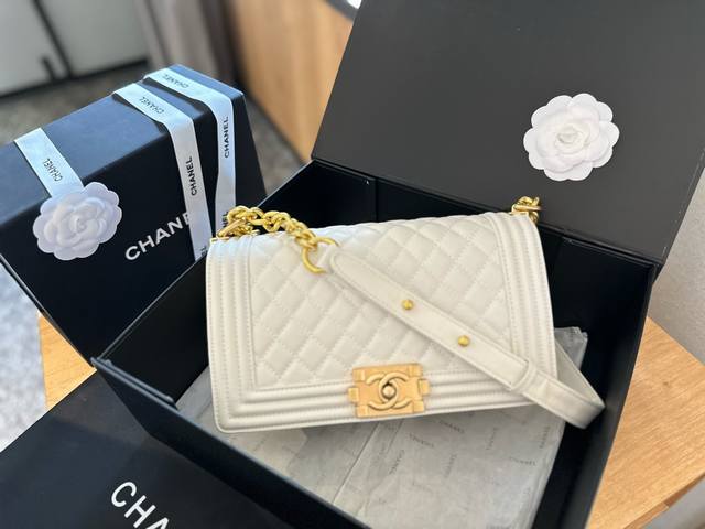 折叠礼盒包装 Chanel Leboy 新品 跟cf相比 Le Boy 更多的是硬气 也更为年轻化 更好搭配 包身牛皮品质 融合 5复刻包型 配上方形金属log