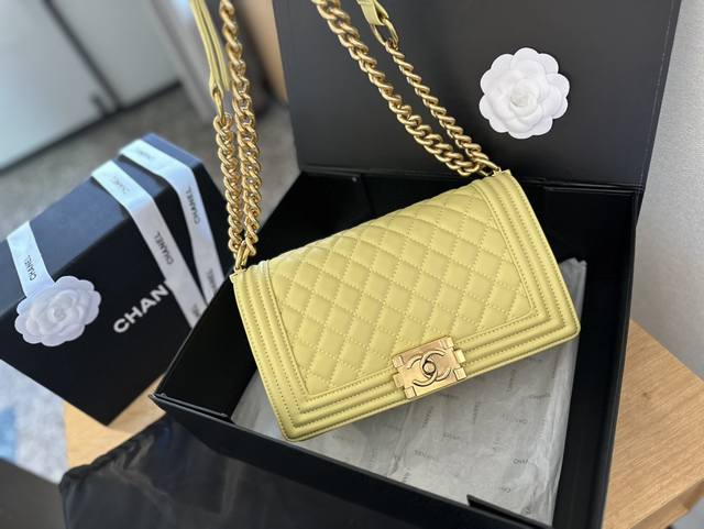 折叠礼盒包装 Chanel Leboy 新品 跟cf相比 Le Boy 更多的是硬气 也更为年轻化 更好搭配 包身牛皮品质 融合 5复刻包型 配上方形金属log